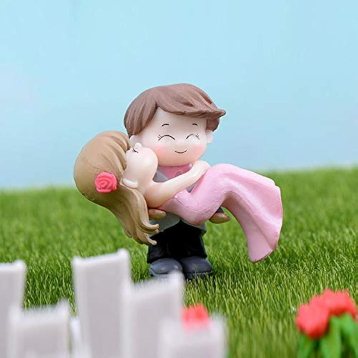 Chocozone Couple Hug Resin Showpiece Couple Miniatures Valentine Gifts 171